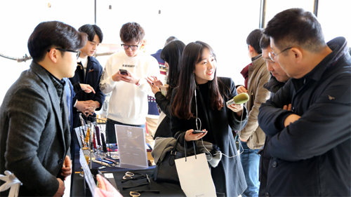 대구 콘텐츠코리아 랩이 설치한 팝업스토어에서 방문객들이 시제품 감상 및 구입 상담을 하고 있다. 이 매장은 신생 벤처 기업 지원을 위해 수시로 열린다. 대구시 제공