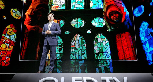 김현석 삼성전자 영상디스플레이사업부장(사장)이 3월 서울 강남구 삼성동에서 열린 QLED TV 국내 출시 행사에서 “QLED는 메탈 퀀텀닷 기반의 초프리미엄 화질”이라고 소개하고 있다. 삼성전자 제공