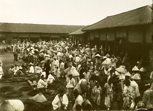 이탈리아 외교관 카를로 로세티가 1900년대 초반 숭례문 근처에서 촬영한 ‘선혜청 창내장’. 창내장은 현 남대문시장의 뿌리다. 서울역사박물관 제공