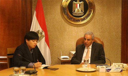 타레크 카빌 이집트 통상산업장관(오른쪽)이 20일(현지 시간) 카이로 통상산업부 장관실에서 본보와 인터뷰하고 있다. 카빌 장관은 이집트가 가진 투자 매력을 설명하며 한국 기업의 적극적인 투자를 당부했다. 무함마드 사예드 씨 제공