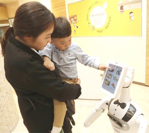 25일부터 서울 중구 롯데백화점 본점 지하 1층에 쇼핑도우미 로봇 ‘엘봇’이 배치돼 백화점 안내 서비스를 제공한다. 롯데백화점 제공