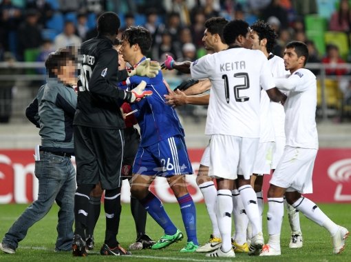 19일 오후 수원월드컵경기장에서 AFC 챔스리그 4강 1차전 수원 삼성(대한민국)과 알 사드(카타르)의 경기가 열렸다. 한 팬이 알사드 골키퍼에게 항의를 하고 있다. 스포츠동아DB