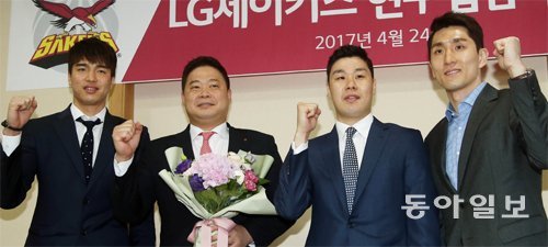 프로농구 LG 사령탑이 된 현주엽 감독(왼쪽에서 두 번째)이 24일 LG스포츠단 사무실이 있는 서울 잠실야구장 미팅룸에서 취임 기자회견에 앞서 간판선수 김종규(왼쪽), 조성민(왼쪽에서 세 번째), 기승호와 함께 다음 시즌 선전을 다짐하고 있다. 양회성 기자 yohan@donga.com