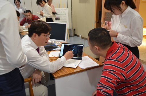 업무 중 무릎 부상으로 조기 퇴행성 관절염이 진행된 중국인 환자에게 송준섭 박사가 무릎검사 결과를 설명하고 있다.