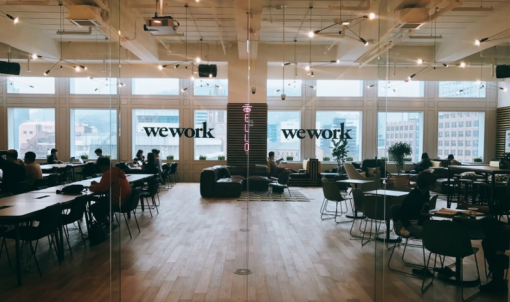 < 위워크 (WeWork), 다양한 분야의 사람이 함께 일하는 코워킹 스페이스 >(출처=IT동아)