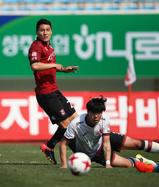 상주상무 주민규(왼쪽)는 군입대를 통해 꿈에 그리던 K리그 클래식 무대를 밟았다. 그는 매 경기 배운다는 자세로 열심히 그라운드를 누비고 있다. 사진제공 ｜ 한국프로축구연맹