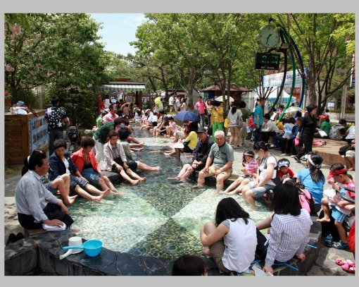 온천로에 있는 족욕체험장. 대전 유성에서는 5월 12일부터 14일까지 유성온천문화축제가 열린다.