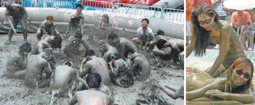 보령머드축제를 즐기는 외국인들. 올해 머드축제는 성년인 20년을 맞아 대규모로 열린다. 보령시 제공