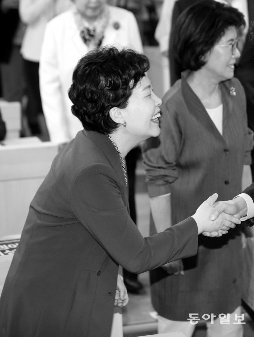 10. 25일 서울 용산구 한국여성단체협의회에서 열린 성평등정책 간담회 참석자가 후보자와 악수를 나누고 있다.
