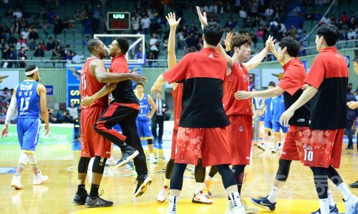 26일 서울 잠실실내체육관에서 열린 ‘2016~2017 KCC 프로농구’ 챔피언결정전 3차전 서울삼성과 안양KGGC의 경기에서 안양KGC가 88-82로 승리했다. 경기 후 안양KGC 선수들이 기쁨을 나누고 있다. 잠실 | 김진환 기자 kwangshin00@donga.com