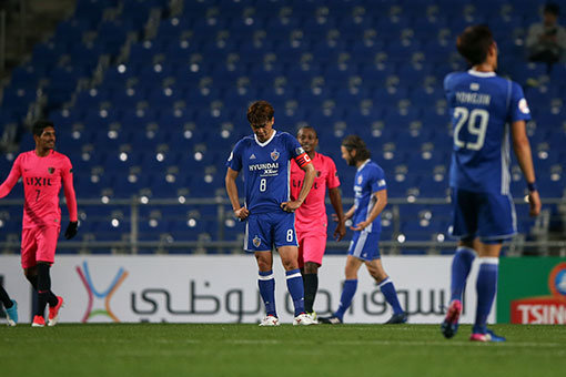 울산현대 김성환이 26일 문수축구경기장에서 벌어진 2017 AFC 챔피언스리그 E조 5차전에서 가시마 앤틀러스(일본)에 0-4로 져 16강 진출이 좌절되자, 고개를 숙인 채 그라운드를 떠나지 못하고 있다. 사진제공 | 한국프로축구연맹