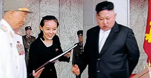4월 15일 평양 김일성광장에서 열린 열병식 도중 김여정이 오빠 김정은을 보좌하는 장면이 북한 중앙방송 화면에 여러 차례 등장했다.