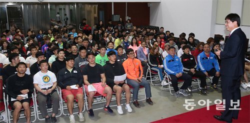 ‘초롱초롱’ 태릉선수촌 대한체육회는 2020년 창립 100주년을 계기로 한국 스포츠의 새로운 비전을 제시하는 ‘어젠다 2020’을 마련해 추진하고 있다. 재정 자립을 기반으로 국민과 함께하는 한국 스포츠를 만들겠다는 것이 그 핵심이다. 25일 서울 태릉선수촌에서 열린 어젠다 2020 교육에서 배드민턴 유도 태권도 레슬링 등 200여 명의 한국 국가대표 선수와 지도자들이 이병진 대한체육회 정책연구센터 연구위원의 강의를 듣고 있다. 홍진환 기자 jean@donga.com