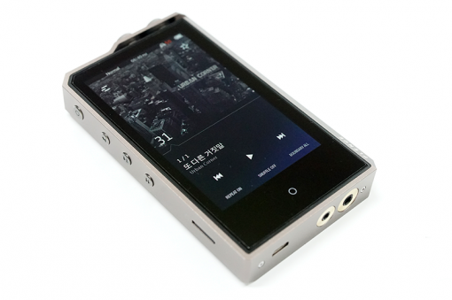 좌측과 우측 상단에 조작 버튼과 다이얼이 제공된다. 주요 조작은 3.7인치 AMOLED 터치스크린에서 이뤄진다.(출처=IT동아)