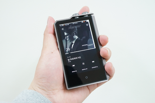 아이폰 3GS 보다 조금 큰 정도지만 재질로 인해 묵직하다.(출처=IT동아)