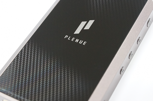 후면 강화유리에는 플레뉴 로고가 정교하게 새겨져 있다.(출처=IT동아)