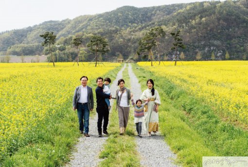 창녕 낙동강유채축제에서 봄나들이 나온 가족을 만났다. 아이들이 환하게 웃는 모습이 노란 유채꽃을 닮았다.