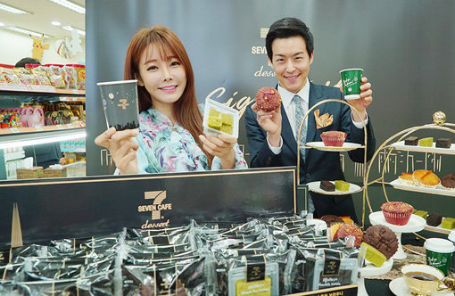 편의점 업계가 프리미엄 디저트 강화에 한창이다. 1000원 안팎인 편의점 원두커피 판매량이 급증하면서 자연스레 커피와 함께 즐길 디저트를 찾는 소비자들이 늘고 있다는 분석이다. 모델들이 최근 세븐일레븐 서울 소공점에서 ‘세븐카페 프리미엄 디저트’를 소개하고 있다. 사진제공 l 세븐일레븐