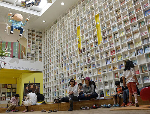 다음 달 1일부터 한 달 동안 강원 춘천시 남이섬에서 ‘2017 남이섬 세계 책나라축제’가 열린다. 사진은 2015년 책나라축제 모습. 남이섬 세계 책나라축제 국제위원회 제공