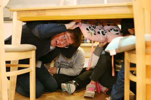 19일 경기 용인시 에버랜드 ‘레니의 안전체험관’에서 본보 기자가 어린이들과 함께 규모 7.0의 지진을 체험하며 대피 요령을 배우고 있다. 삼성물산 제공