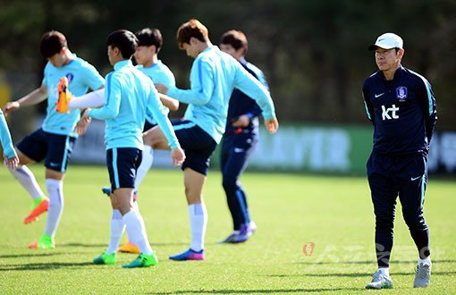 U-20 대표팀 신태용 감독(오른쪽 끝)은 지속적인 실전과 체력훈련을 토대로 U-20 월드컵 개막에 앞서 약점들을 하나씩 보완할 계획이다. 신 감독은 특히 선수들에게 강철 같은 체력을 요구하고 있다. 스포츠동아DB