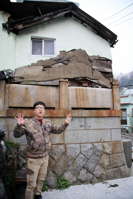 드러난 상석이 묘지 위에 지은 집임을 확인시켜 주는 아미동 피란민 주택. 그 옆은 부산여행특공대의 ‘손반장’ 손민수 이사.