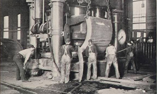 20세기 초 미국 베들레헴 철강회사 공장에서 일하고 있는 근로자들의 모습. 이 회사는 프레더릭 테일러의 과학적 관리 기법을 받아들여 노동자들의 작업 방식을 일일이 통제했다. 열린책들 제공
