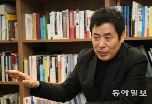 올해로 데뷔 30년인 무대미술가 박동우는 그동안 연극·뮤지컬·오페라 분야 등에서 500여 편의 작품에 참여했다. 그는 창작극을 만들 때는 처음부터 능동적으로 의견을 개진하고, 기존의 작품도 적극적으로 재해석한다. 무대장치는 될 수 있으면 개념화, 단순화한다. 그래서 그는 무대미술가를 ‘시인이자 화가이자 건축가’라고 주장한다. 안철민 기자 acm08@donga.com