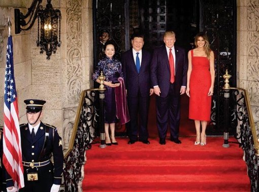 4월 6일 도널드 트럼프 미국 대통령 부부(오른쪽)와 시진핑 중국 국가주석 부부가 기념촬영을 하고 있다. [미국 백악관 사이트]
