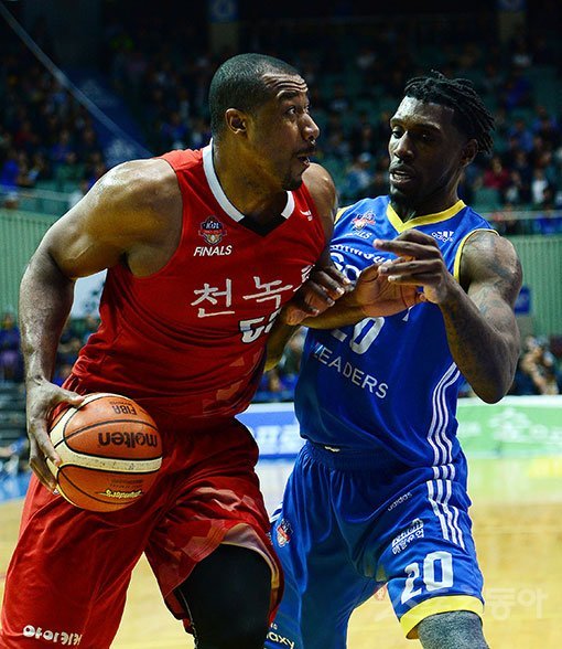 KGC 데이비드 사이먼(왼쪽)과 삼성 리카르도 라틀리프가 4월 26일 잠실체육관에서 벌어진 챔피언 결정 3차전 도중 골밑에서 팽팽하게 맞서고 있다. 2일 잠실체육관에서 열릴 6차전에서도 사이먼과 라틀리프의 활약상에 따라 두 팀의 희비가 갈릴 전망이다. 잠실 ｜ 김진환 기자 kwangshin00@donga.com