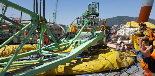 엿가락처럼 휘어진 타워크레인 근로자의 날인 1일 오후 경남 거제시 삼성중공업 야외 작업장에서 골리앗 
크레인과 부딪힌 타워크레인의 붐대가 넘어져 엿가락처럼 휘었다. 끊어진 와이어들이 어지럽게 뒤엉켜 있다. 이 사고로 근로자 6명이 
숨지고 20여 명이 다쳤다. 구급대원들이 사상자가 더 있는지 현장을 수색하고 있다. 경남소방본부 제공