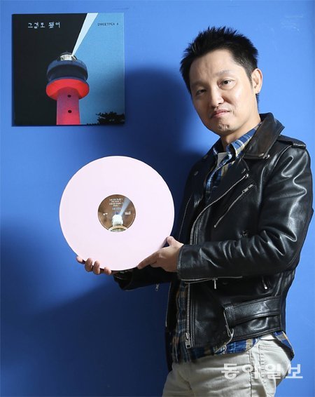 서울 마포구 ‘미화당레코드’에서 스위트피 4집 LP를 들어 보인 김민규. 김재명 기자 base@donga.com