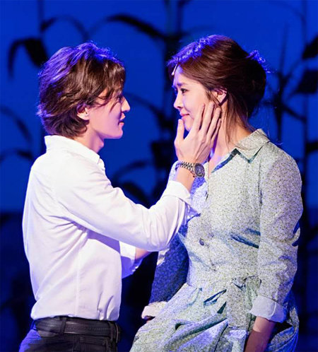 뮤지컬 ‘매디슨 카운티의 다리’에서 로버트(박은태·왼쪽)가 프란체스카(옥주현)의 볼을 어루만지고 있다. 프레인글로벌 제공