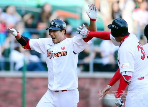 3일 인천 SK행복드림구장에서 ‘2017 타이어뱅크 KBO리그’ SK 와이번스와 한화 이글스의 경기가 열렸다. 9회말 1사에서 SK 한동민이 한화 정우람을 상대로 중월 동점 솔로 홈런을 쏘아올린 뒤 동료들의 환영을 받고 있다. 문학 | 김민성 기자 marineboy@donga.com