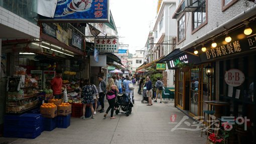 촌스러움과 정겨움, 아기자기함과 이국적인 분위기가 뒤섞인 라마섬 용수완 선착장 앞 상점가.