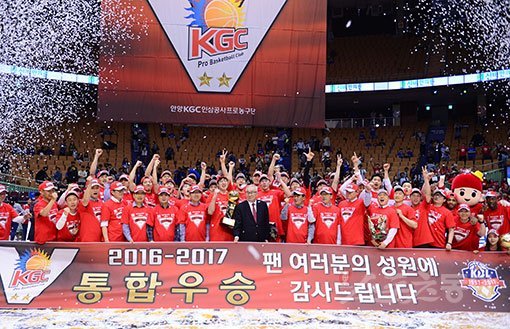 KGC 선수단이 2일 잠실체육관에서 벌어진 삼성과의 ‘2016∼2017 KCC 프로농구’ 챔피언 결정전 6차전에서 88-86으로 이겨 우승을 확정한 뒤 환호하고 있다. KGC는 창단 첫 통합우승이자, 통산 2번째 챔프전 우승으로 2016∼2017시즌을 자신들의 시간으로 마무리했다. 잠실 ｜ 김민성 기자 marineboy@donga.com