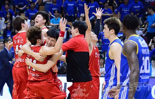 KGC 선수들이 2일 잠실체육관에서 벌어진 챔피언 결정 6차전에서 삼성을 88-86으로 누르고 우승을 확정한 직후 서로 얼싸안으며 기뻐하고 있다. 잠실 ｜ 김민성 기자 marinboy@donga.com