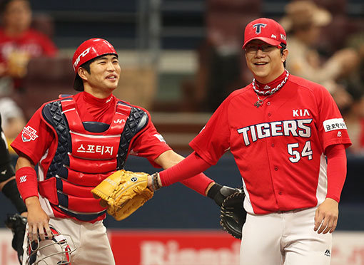 3일 오후 서울 고척스카이돔에서 열린 2017 타이어뱅크 KBO리그 넥센 히어로즈와 KIA 타이거즈의 시즌 경기에서 KIA 양현종이 2회말 무사 2루에서 넥센 5번 허정엽을 2루땅볼로 처리한 뒤 포수 김민식과 서로를 격려하고 있다. 사진제공｜스포츠코리아