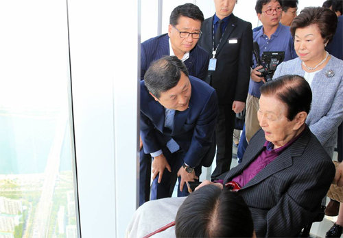 3일 오후 신격호 롯데그룹 총괄회장이 아내 시게미쓰 하쓰코 여사(신 총괄회장 뒤편)와 함께 서울 송파구 롯데월드타워 118층 전망대를 찾았다. 롯데그룹 제공