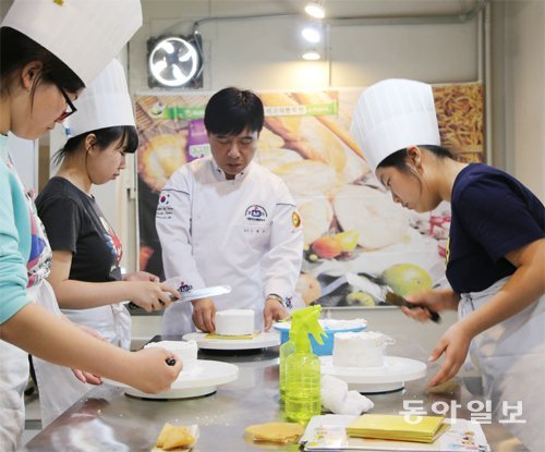 자유학기제에 참여한 중학생들이 제과제빵 실습체험을 하는 모습. 동아일보DB