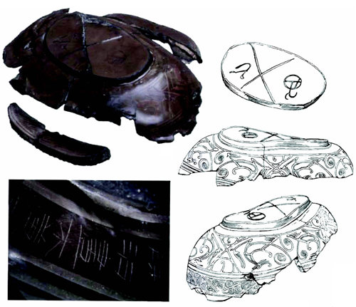 몽골에 있는 흉노 무덤인 노용올(노인 울라)에서 발견된 칠기(漆器). 바닥에 흉노 특유의 문자 기호인 ‘탐가’가 새겨져 있다. 강인욱 교수 제공