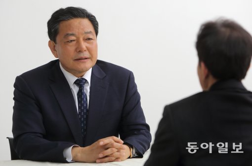 “2년간 재판을 받으며 아닌 걸 아니라고 얘기하는 게 너무 힘들었다”고 털어놓은 황 전 총장은 “여전히 대한민국을 사랑한다”라고 말했다. 박해윤 기자