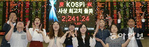 꽃가루 날리는 거래소 4일 서울 영등포구 한국거래소 서울사옥에서 직원들이 코스피 사상 최고치 돌파에 꽃가루를 뿌리며 기뻐하고 있다. 장승윤 기자 tomato99@donga.com