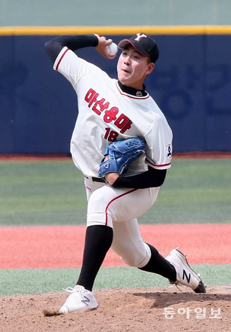 마산용마고 에이스 이승헌이 4일 서울 목동구장에서 열린 제71회 황금사자기 전국고교야구대회 겸 주말리그 왕중왕전 1회전에서 유신고를 상대로 역투하고 있다. 7회 1사까지 한 명의 주자도 내보내지 않은 이승헌은 장준환에게 첫 안타를 허용해 대기록 달성에는 실패했다. 박영대 기자 sannae@donga.com