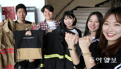 1일 서울 광진구 건국대 학생회관에서 ‘REO’팀이 폐방화복으로 만든 가방과 팔찌를 소개하고 있다. 변영욱 기자 cut@donga.com