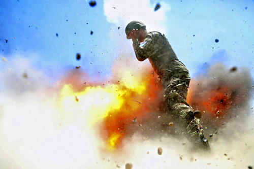 아프가니스탄에 파병된 미군 사진병 힐다 클레이턴 상병이 2013년 7월 라그만 주에서 박격포 폭발 사고로 숨지기 직전 마지막으로 촬영한 사진. 사진 출처 밀리터리 리뷰