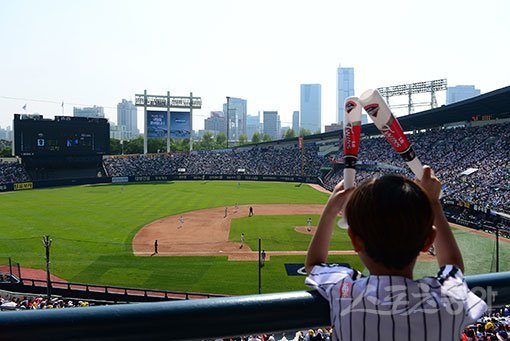 5일 잠실야구장에서 ‘2017 타이어뱅크 KBO 리그‘ 두산베어스와 LG트윈스의 경기가 열렸다. 어린이날을 맞이해 LG 어린이 팬이 경기를 지켜보고 있다. 잠실 | 김진환 기자 kwangshin00@donga.com