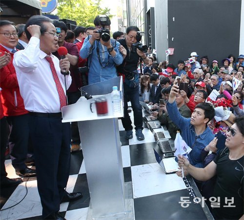 노래하는 洪 3일 부산 중구 남포동 BIFF광장로에서 열린 유세 현장에서 마이크를 잡고 ‘돌아와요 
부산항에’를 부르고 있는 자유한국당 홍준표 대선 후보. 홍 후보는 유권자들에게 가까이 다가가기 위해 유세 때마다 각 지역 특성에 
맞는 노래를 부르고 있다. 부산=김재명 기자 base@donga.com