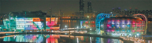 서울 한강시민공원에 있는 세빛섬은 투명한 건물 외벽을 이용해 한강에 아름다운 빛의 예술을 선사한다.