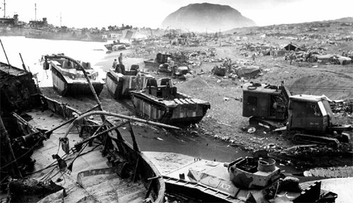 1945년 이오 열도에서 일본군과 격전을 벌인 직후의 미 해군 군함과 장갑차들. 글항아리 제공